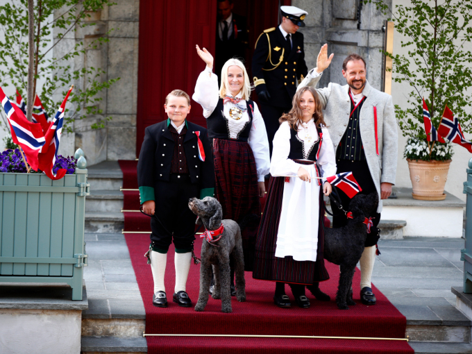 Kronprinsfamilien helsar barnetoget i Asker utanfor Skaugum. Foto: Terje Pedersen, NTB scanpix
